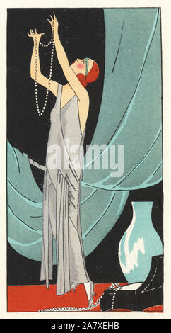 Femme en robe de soirée en argent lame décorée avec des perles de cristal. Coloriée pochoir (stencil) lithographie du magazine de mode de luxe français Art, la goutte, Beaute, 1923. Banque D'Images