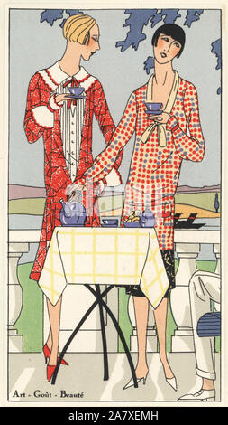 Les femmes de boire le thé sur une terrasse en été robe en crêpe de chine imprimé et l'après-midi ensemble à pois. Coloriée pochoir (stencil) lithographie du magazine de mode de luxe français Art, la goutte, Beaute, 1926. Banque D'Images