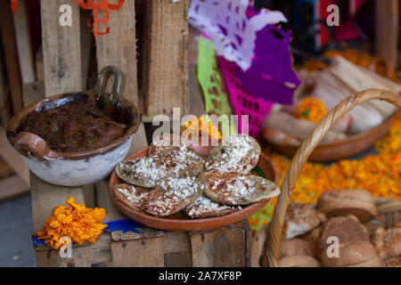 Rural traditionnel mexicain, cuisine mexicaine plats en argile, bois, et gorditas, Banque D'Images