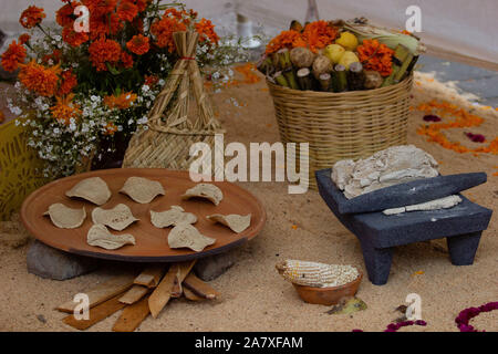 Rural mexicain traditionnel feu ouvert, cuisine metate, tortillas, chiquihuite, marigold flower,culinaire mexicaine Banque D'Images