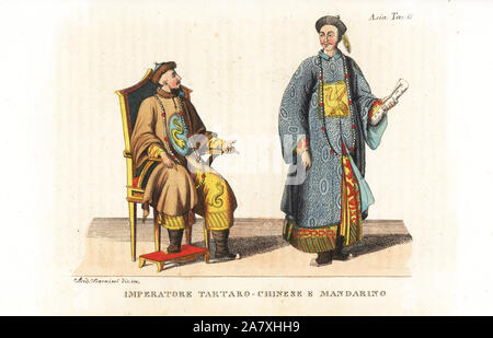 Portrait de l'empereur Qianlong, Chinese-Tartar et un mandarin littéraire de sa cour. La gravure sur cuivre coloriée par Andrea Bernieri de Giulio Ferrario's costumes anciens et modernes de tous les peuples du monde, Florence, Italie, 1843. Banque D'Images