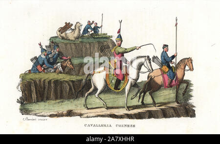 Cavalerie chinois armés de lance, carquois, arc et flèche, avec des canons d'artillerie à partir d'une colline derrière. La gravure sur cuivre coloriée par Andrea Bernieri de Giulio Ferrario's costumes anciens et modernes de tous les peuples du monde, Florence, Italie, 1843. Banque D'Images