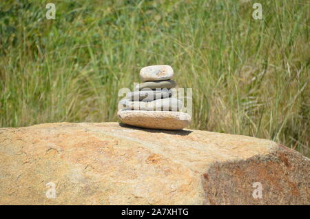 Petit cairn de pierre, situé sur un grand rocher sur une journée ensoleillée. Banque D'Images