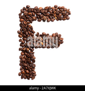 Lettre F de l'alphabet anglais de fèves de cacao fraîchement torréfié sur fond blanc fond isolé. motif café fait à partir de grains de café. Police pour coffei Banque D'Images