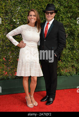 LOS ANGELES, CA - le 12 septembre 2015 acteurs : Bradley Whitford & Kim Dickens au Creative Arts Emmy Awards 2015 au Théâtre La Microsoft Live. © 2015 Paul Smith / Featureflash Banque D'Images