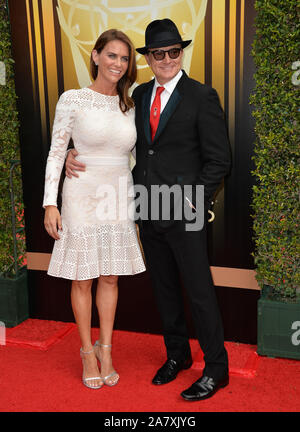 LOS ANGELES, CA - le 12 septembre 2015 acteurs : Bradley Whitford & Kim Dickens au Creative Arts Emmy Awards 2015 au Théâtre La Microsoft Live. © 2015 Paul Smith / Featureflash Banque D'Images