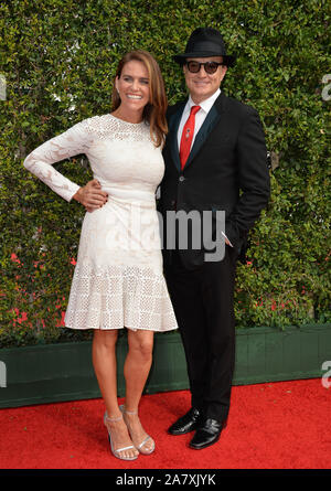 LOS ANGELES, CA - le 12 septembre 2015 acteurs : Bradley Whitford & Kim Dickens au Creative Arts Emmy Awards 2015 au Théâtre La Microsoft Live. © 2015 Paul Smith / Featureflash Banque D'Images