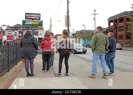 Tom Holland fans accueille le 4 novembre 2019 lors d'un tournage sur place à Cleveland, Ohio, USA pour les frères Russo film 'Cherry'. Plusieurs endroits le long de la route de Detroit dans le Gordon Square ont été utilisés pendant le tournage. Banque D'Images