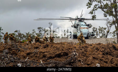 U.S Marines avec des armes Company, 1er Bataillon, 3e Régiment de Marines, débarquement d'un CH-53E Super Stallion lors d'une attaque de l'entreprise à la bataille de peloton d'infanterie, en tant que partie intégrante de l'exercice II Bougainville à Pohakuloa Domaine de formation, Hawaii, le 30 octobre 2019. Bougainville II est la deuxième phase de l'instruction préalable au déploiement, mené par le bataillon d'améliorer et de camaraderie de l'unité préparation au combat. (U.S. Marine Corps photo par le Cpl. Eric Tso) Banque D'Images