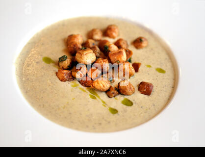 Photo de délicieux champignons avec des croûtons dans le restaurant Banque D'Images