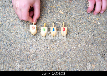 Dreidels Pour Hanukkah. Des dreidels pour jouer à un jeu pendant la fête juive de Hanoucca.Les lettres sur la toupie sont les premières lettres d'une expression hébraïque signifie un Grand Miracle s'est produit ici. Banque D'Images