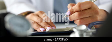 GP mains écrit avec un stylo argent document Banque D'Images
