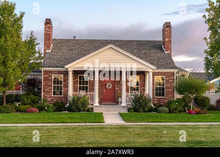 Visage moderne maison de brique de façade avant près de Sunset Banque D'Images