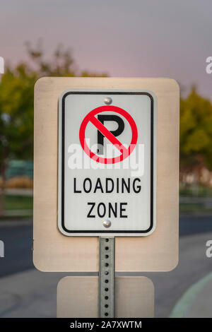 Aucun signe de stationnement pour les véhicules d'une zone de chargement Banque D'Images