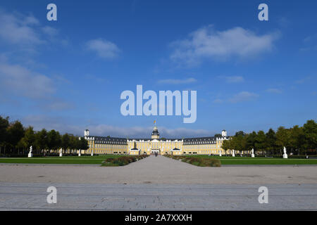 Karlsruhe, Allemagne - Octobre 2019 : La vue de l'avant du château de Karlsruhe baroque avec jardin sur journée d'été avec ciel bleu Banque D'Images