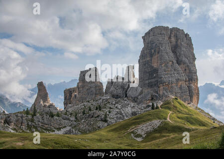 Beau paysage de la 'Cinque Torri' (en italien : "5 clochers"), un groupe de roches, une partie de l'Dolomites, près de Cortina d'Ampezzo, Italie Banque D'Images