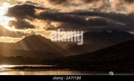 Rayons de soleil et nuages de tempête de plus de Snowdon et Llyn Mymbyr, Snowdonia, le Nord du Pays de Galles Banque D'Images