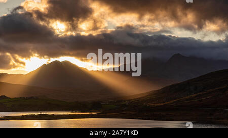 Rayons de soleil et nuages de tempête de plus de Snowdon et Llyn Mymbyr, Snowdonia, le Nord du Pays de Galles Banque D'Images