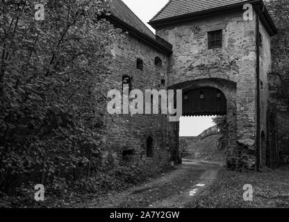 Archway sombre dans un vieux château Banque D'Images