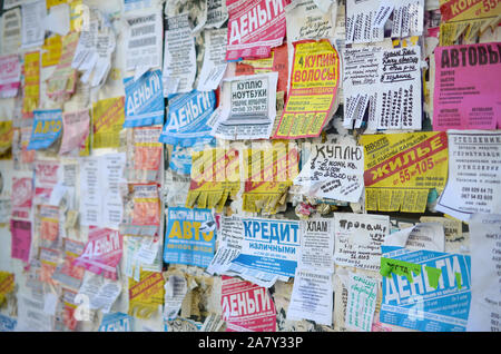 KHARKOV, UKRAINE - Octobre 2, 2019 : Grunge Message Board avec beaucoup de publicité. Les gens diffuser de publicité et d'information sur du papier blanc de pos Banque D'Images