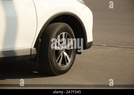 KHARKOV, UKRAINE - le 21 octobre 2019 : voiture Toyota avec roue jantes en aluminium d'origine. Toyota Motor Corporation est l'automobile multinationale japonaise manu Banque D'Images