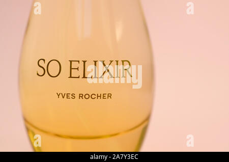 KHARKOV, UKRAINE - le 21 octobre 2019 : bouteille de parfum So Elixir de Yves Rocher sur fond de couleur rose vif. Yves Rocher a été pionnier de l'utilisation moderne Banque D'Images