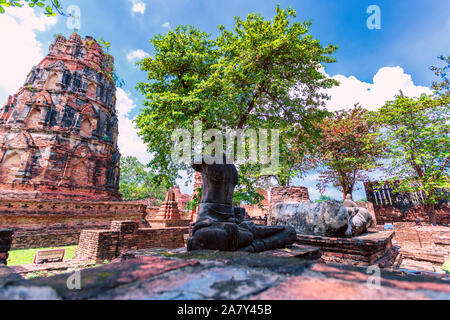 Bouddha sans tête se situe dans le centre de temple en ruine au milieu de structures de jour avec un ciel bleu autour de l'ancienne cité d'Ayutthaya, au nord de Bangkok, T Banque D'Images