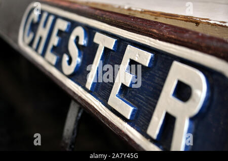 National Railway Museum York : un panneau bleu et blanc avec le nom de la ville de Chester Banque D'Images