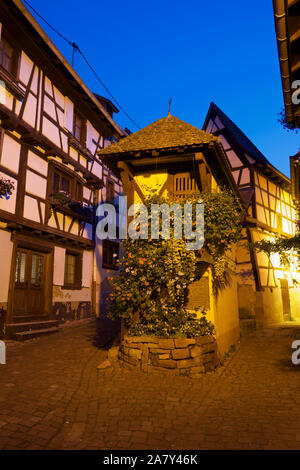 Vue de nuit sur le village d'Eguisheim, Haut Rhin en France. Banque D'Images