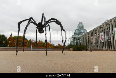 Mai 2016. 'Maman' (mère), Louise Bourgeois. Sculpture réalisée par l'artiste américain. Acquis en 2005 par le Musée des beaux-arts du Canada. Banque D'Images