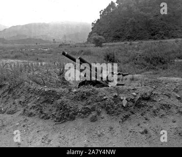 Des tentatives d'artillerie. République de Corée (ROK) troupes dans la 25e Division d'infanterie US Secteur en Corée mis en place cet obusier 105 mm dans le cadre d'un decoyed ligne de tir à deux pas de puissance de feu de l'ennemi par surprise ca. 8/1951 Banque D'Images