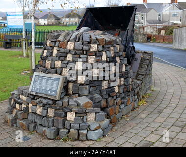 Un mémorial à l'ancien et ceux qui ont perdu leur vie à la recherche de combustibles dans le paisible village de Pyle, dans le sud du Pays de Galles Banque D'Images