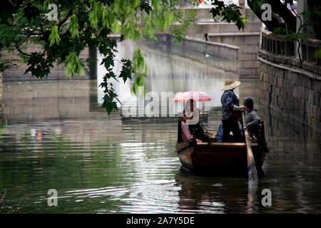 Famille chinoise en prenant un bateau touristique le long des canaux artificiels à côté de Route Pingjiang dans la vieille ville de Suzhou, Province de Jiangsu, Chine Banque D'Images