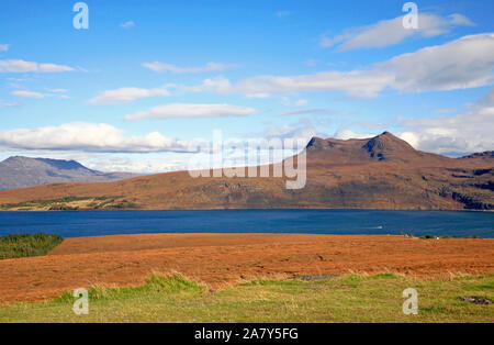 Une vue sur le Loch Broom peu de l'A832 route sur la côte ouest en Wester Ross, Ecosse, Royaume-Uni, Europe. Banque D'Images