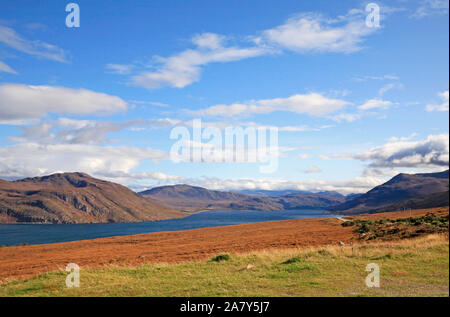 Une vue sur le Loch Broom peu de l'A832 route sur la côte ouest en Wester Ross, Ecosse, Royaume-Uni, Europe. Banque D'Images