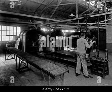 Les moteurs d'avion Hispano-Suiza ; Wright-Martin Aircraft Corp., New Brunswick, NEW JERSEY. L'émaillerie chemises d'eau Banque D'Images