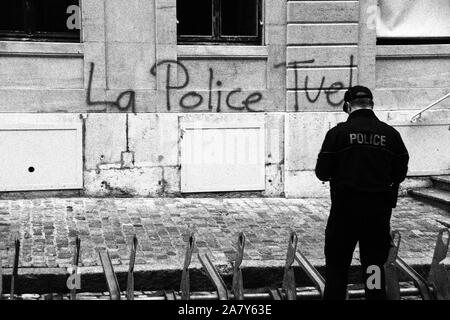 Agent de police à Genève, Suisse, prenant acte d'un graffiti sur le mur d'une chambre pour dire en langue française de 'La police tue !' - 28 déc 2013 Banque D'Images