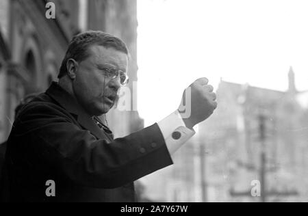 Theodore Roosevelt parlant, gesticulant avec fist, à l'extérieur, Yonkers, New York 1910 Banque D'Images