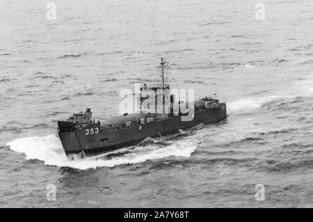 Port aérien de la Bow view landing ship medium taiwanais PENG MEI (LSM-353) en cours. Le navire est l'ancien marine américain-1 classe LSM LSM-471. Banque D'Images