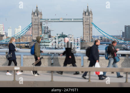 Les navetteurs sur le pont de Londres pendant les heures de pointe du soir, Londres, Royaume-Uni. Banque D'Images