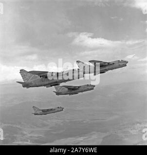 Un avion vue côté droit de trois A-7E Corsair II Aéronefs d'Attack Squadron 22 (VA-22) transportant des missiles AIM-9 Sidewinder et Mark 82 bombes de 500 livres. Les avions sont en route vers une cible définie à un centre d'armes navales, China Lake. Banque D'Images