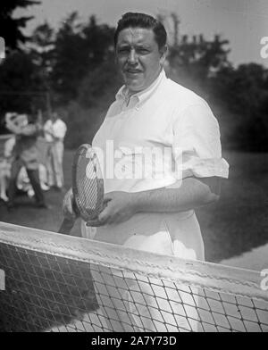 La photographie montre le chanteur ténor irlandais John McCormack (1884-1945) tenant une raquette de tennis Banque D'Images