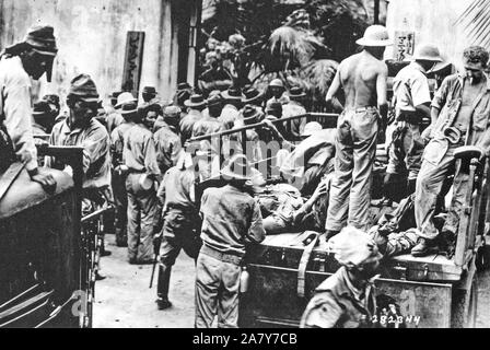 25 mai 1942 prisonniers Philippins et Américains, capturés à Corregidor, arrivent à la prison de Bilibid par pied et par camion que le japonais. Elles ont été prises par bateau à Cavite. Banque D'Images