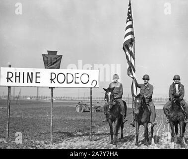 Rodéo du Rhin. Les fantassins de la 28e Division, première armée américaine, étape un rodéo sur la rive du Rhin à Karlick, l'Allemagne, tandis que les réservoirs sont pleins à quelques kilomètres de l'autre côté de la rivière. 3/25/45. Banque D'Images