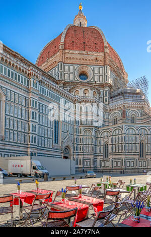 Florence, Italie - 27 août 2018 : Duomo, la cathédrale Santa Maria del Fiore à Florence avec cafe tables dans l'avant-plan Banque D'Images