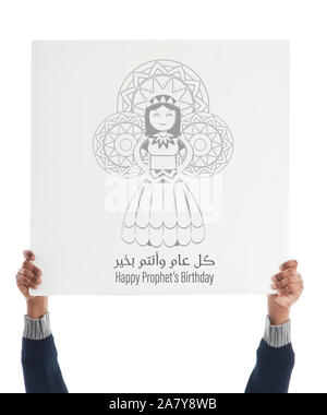 Deux mains tenant un Conseil de célébrer l'anniversaire du Prophète Muhammad isolé sur fond blanc, Traduction de texte : Bonne Fête de l'anniversaire du Prophète Banque D'Images
