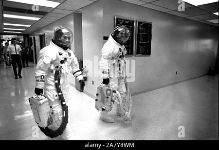 Les astronautes d'Apollo 10, John W. Young (à gauche), pilote du module de commande ; et Thomas P. Stafford, commandant, quitter le Centre spatial Kennedy (KSC) Manned Spacecraft Operations Building Banque D'Images