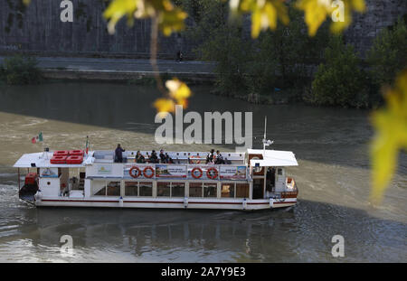 (191105) -- ROME, 5 novembre 2019 (Xinhua) -- Les touristes faites une excursion en bateau sur le Tibre à Rome, Italie, le 4 novembre 2019. (Xinhua/Cheng Tingting) Banque D'Images