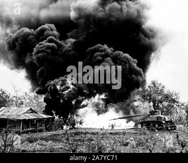La Seconde Guerre mondiale photo - Un réservoir de jets de flamme marin japonais gomi un comprimé fort sur Saipan Banque D'Images