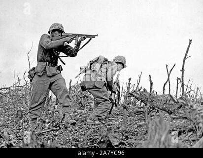 Utilise sa marine - Tommy gun- pour tuer un sniper japonais. Ces marines de la première division qui était en train de prendre la crête de Wana avant la ville de Shuri à Okinawa Banque D'Images